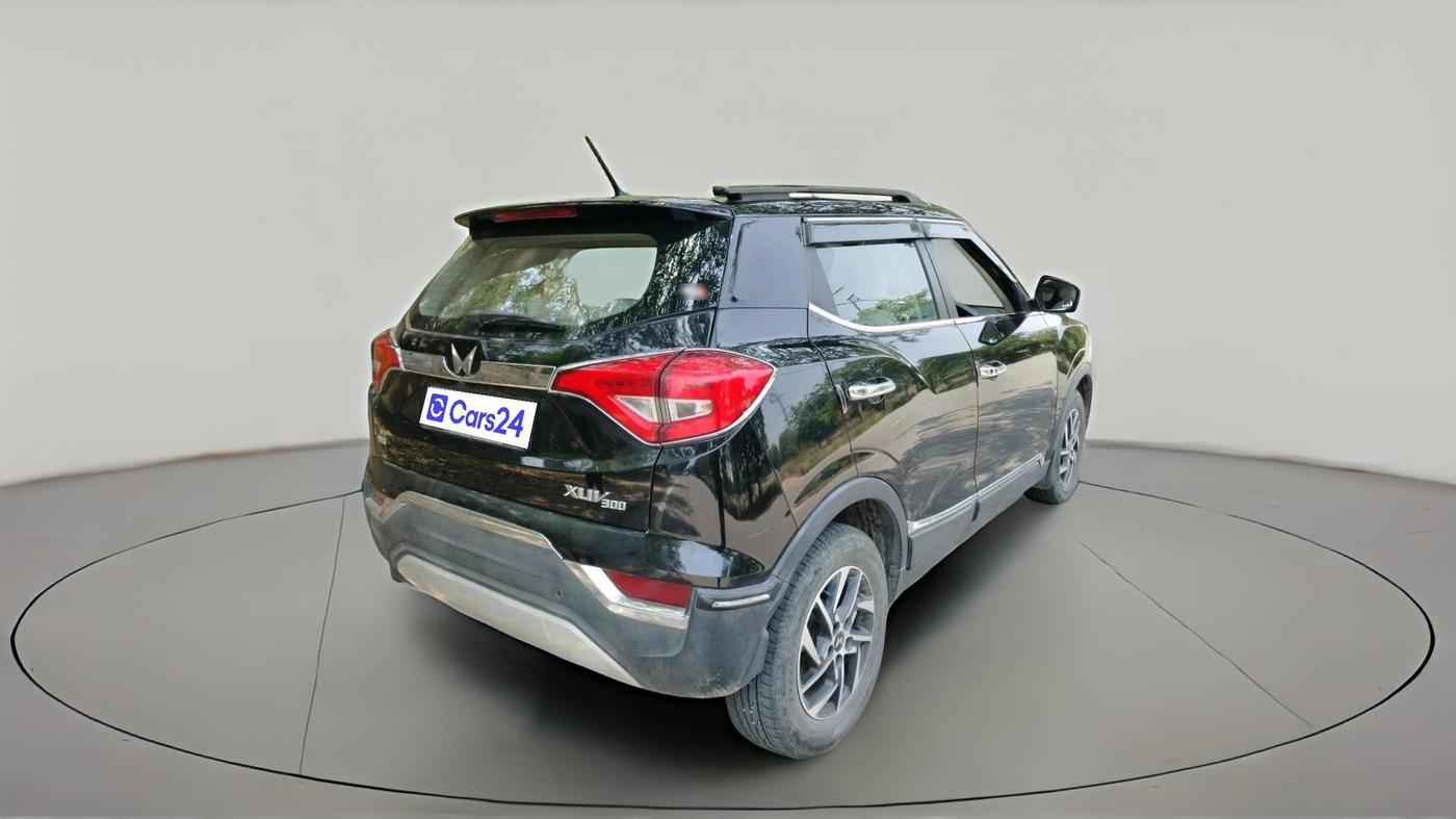 2024 Mahindra XUV300 W8 (O) 1.2 PETROL, Petrol, Manual, 26,950 km, exterior