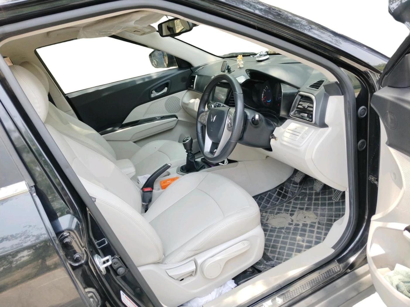 2024 Mahindra XUV300 W8 (O) 1.2 PETROL, Petrol, Manual, 26,950 km, interior