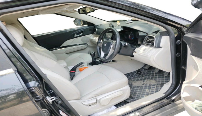 2024 Mahindra XUV300 W8 (O) 1.2 PETROL, Petrol, Manual, 26,950 km, interior