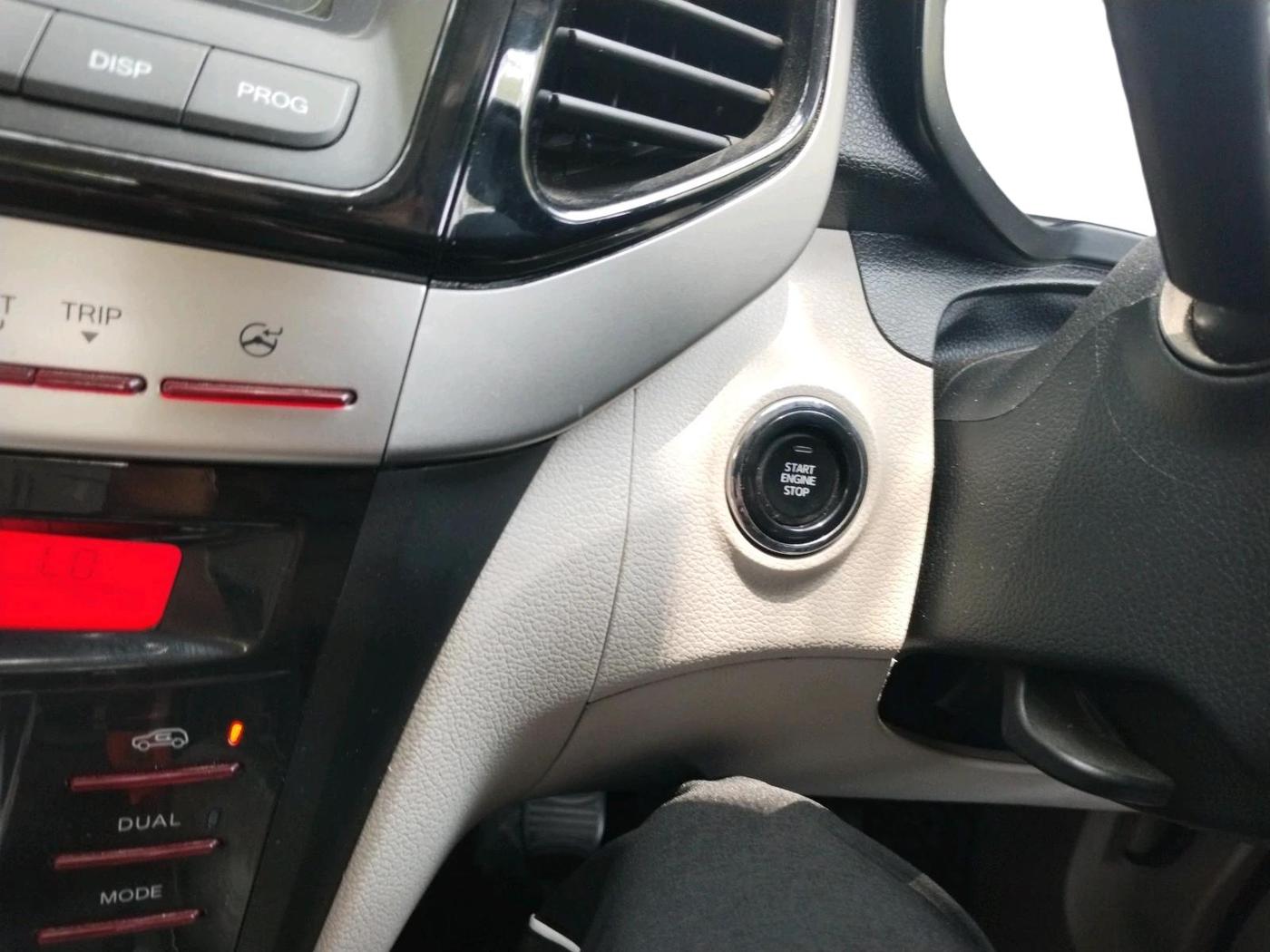 2024 Mahindra XUV300 W8 (O) 1.2 PETROL, Petrol, Manual, 26,950 km, interior