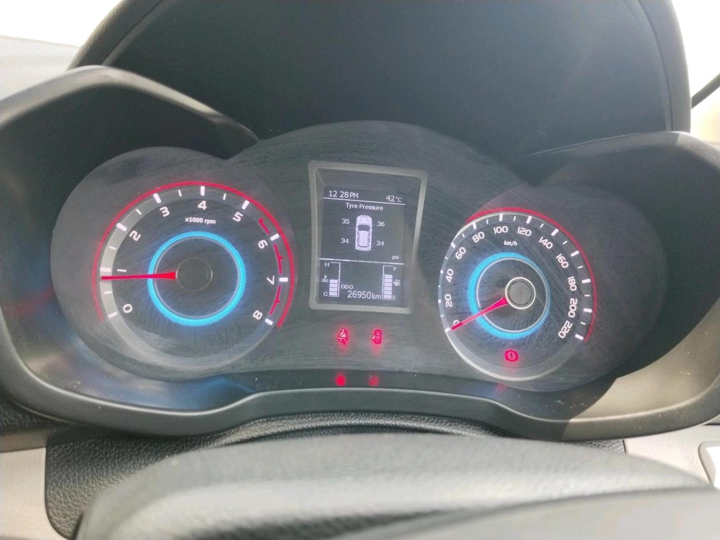 2024 Mahindra XUV300 W8 (O) 1.2 PETROL, Petrol, Manual, 26,950 km, interior