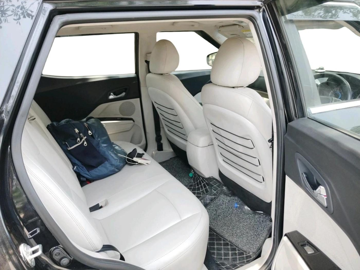 2024 Mahindra XUV300 W8 (O) 1.2 PETROL, Petrol, Manual, 26,950 km, interior