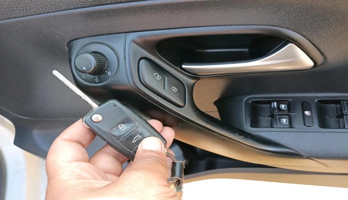 2016 Volkswagen Polo COMFORTLINE 1.2L, Petrol, Manual, 61,559 km, interior