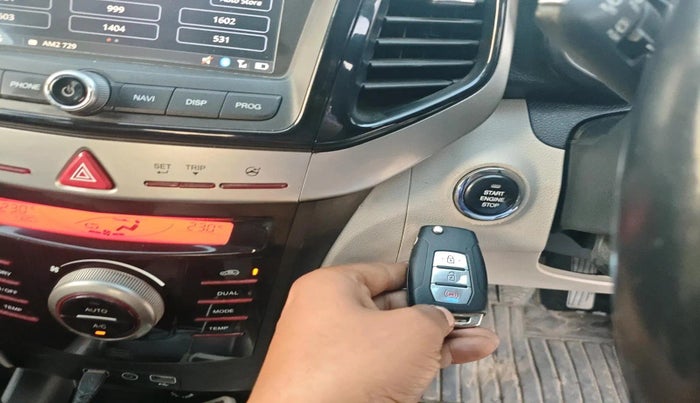 2020 Mahindra XUV300 W8 1.5 DIESEL, Diesel, Manual, 99,856 km, interior