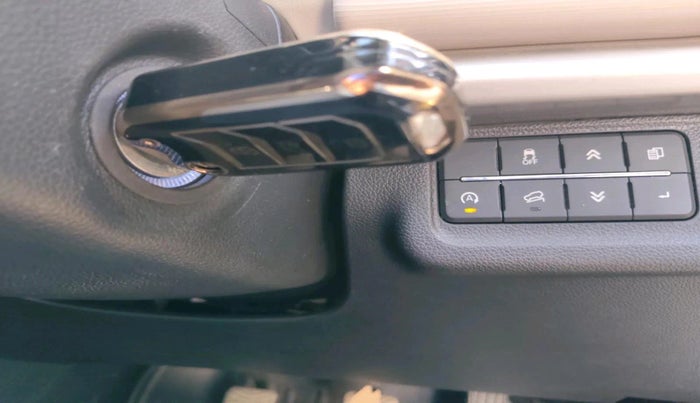 2022 Mahindra XUV700 AX 5 D MT 5 STR, Diesel, Manual, 57,879 km, interior