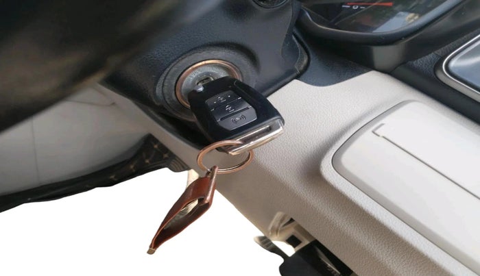 2019 Mahindra XUV300 W6 1.5 DIESEL, Diesel, Manual, 1,83,177 km, interior