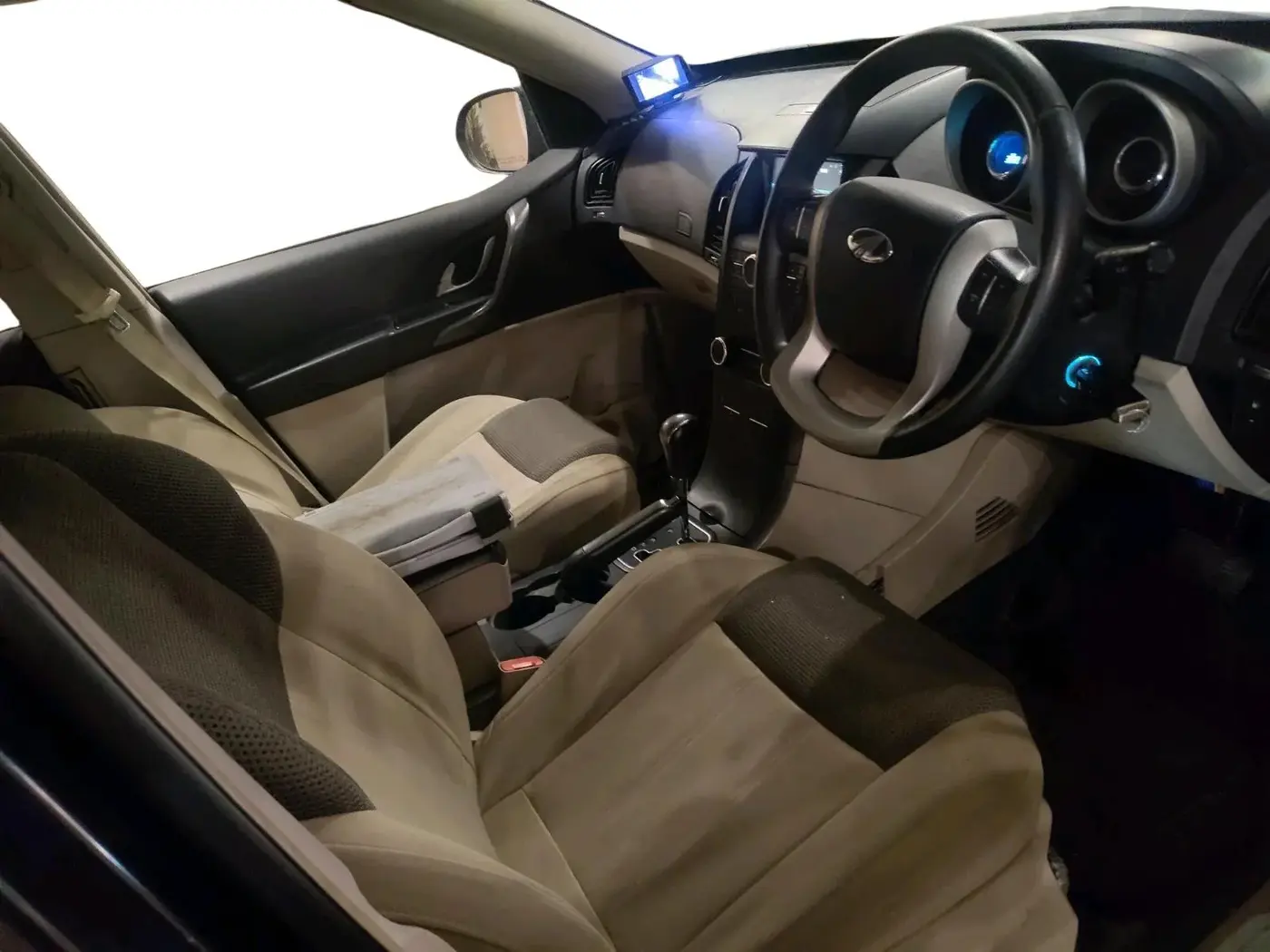 2017 Mahindra XUV500 W6 AT, Diesel, Automatic, 38,390 km, interior