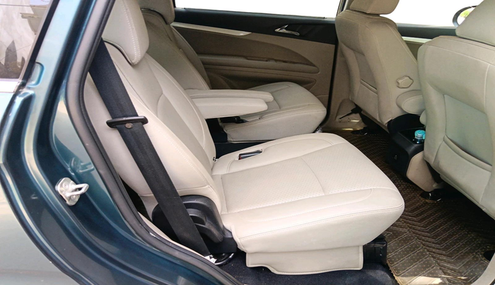 2018 Mahindra MARAZZO M8 7 STR, Diesel, Manual, 72,937 km, interior