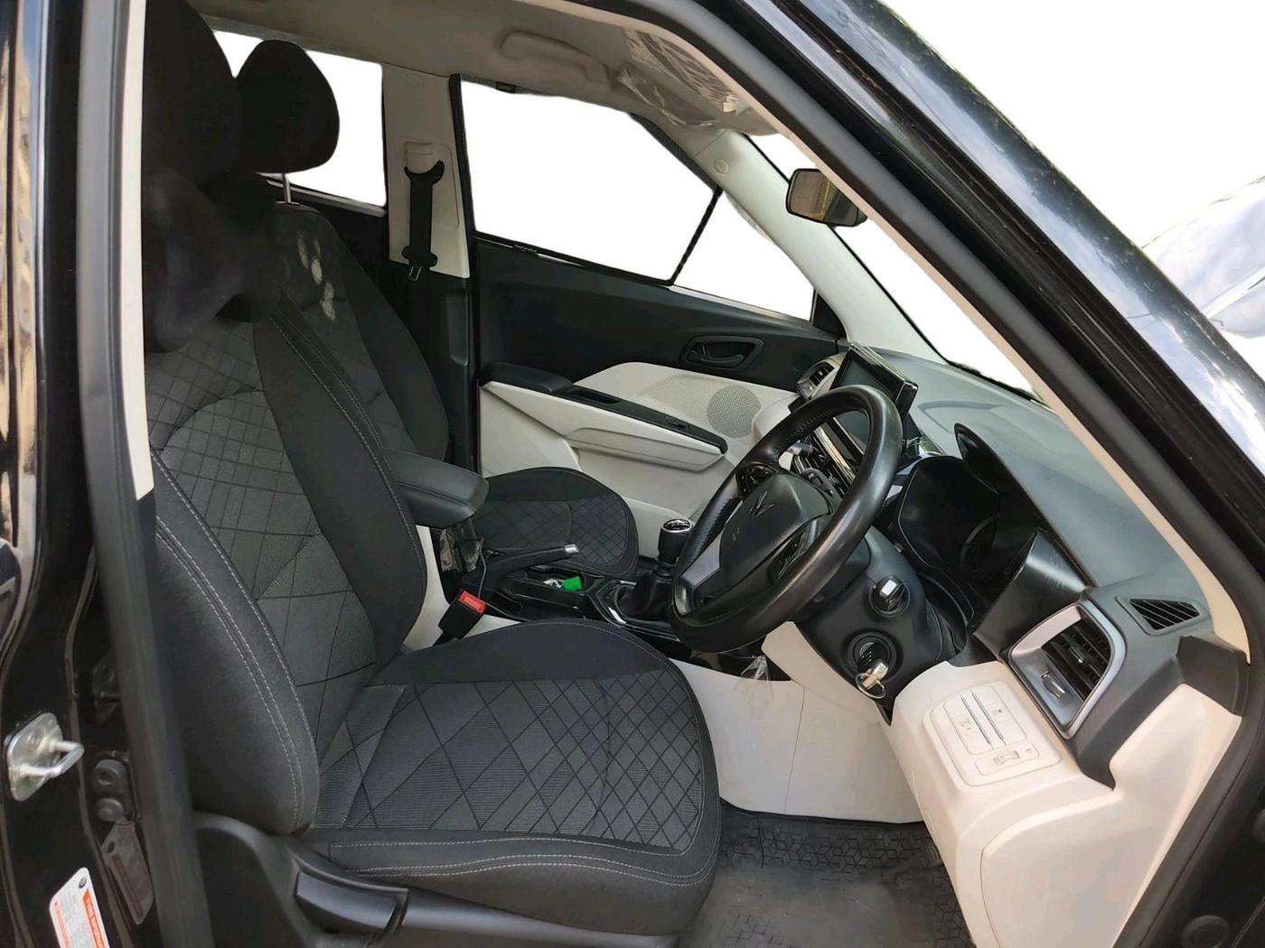2025 Mahindra XUV 3XO MX2 1.5 Turbo Diesel, Diesel, Manual, 42,683 km, interior