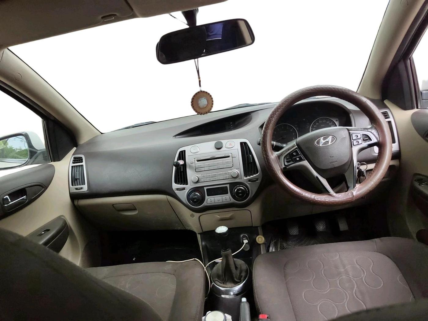 2011 Hyundai i20 SPORTZ 1.2, CNG, Manual, 1,37,663 km, interior