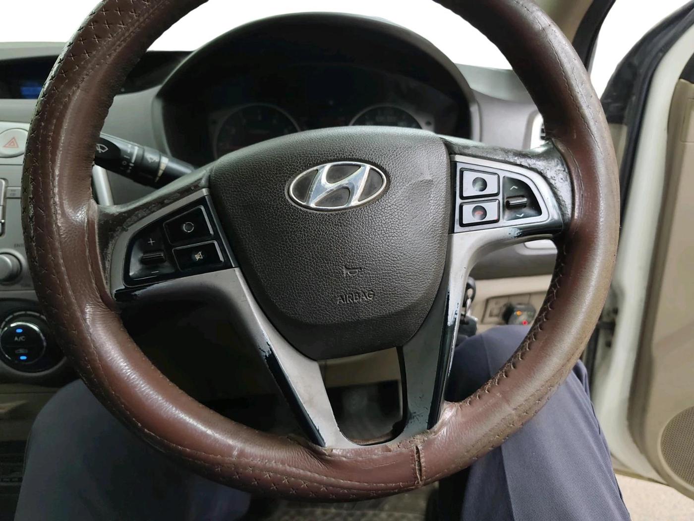 2011 Hyundai i20 SPORTZ 1.2, CNG, Manual, 1,37,663 km, interior