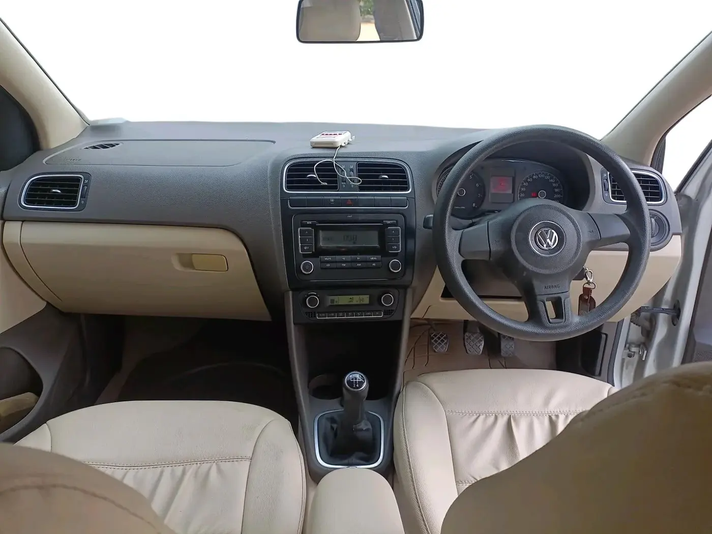 2011 Volkswagen Vento HIGHLINE 1.6 MPI, Petrol, Manual, 56,657 km, interior