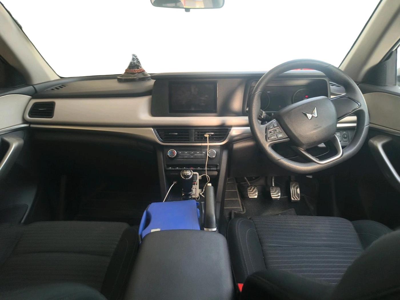 2024 Mahindra XUV700 MX P MT 5 STR, Petrol, Manual, 22,900 km, interior