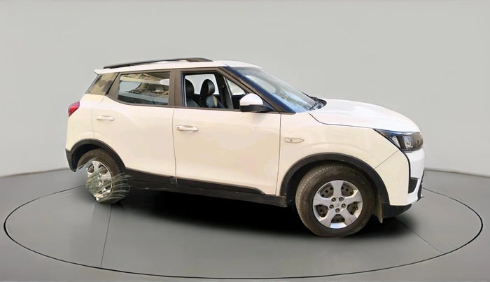 2020 Mahindra XUV300 W6 1.5 DIESEL AMT, Diesel, Automatic, 1,84,794 km, exterior