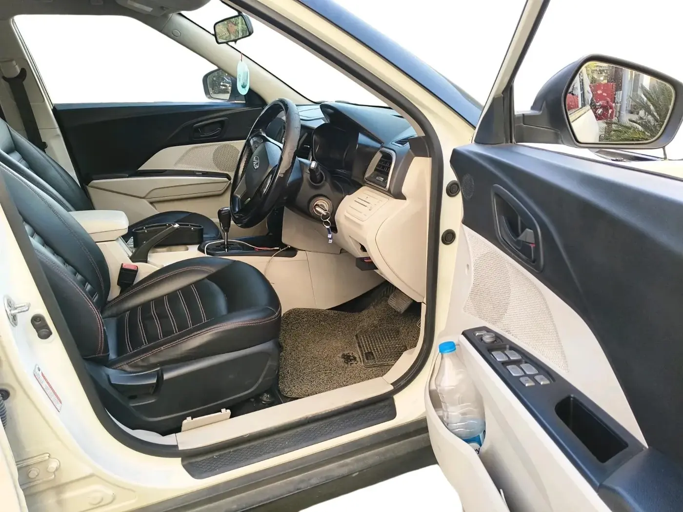 2020 Mahindra XUV300 W6 1.5 DIESEL AMT, Diesel, Automatic, 1,84,794 km, interior