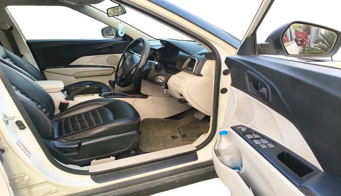 2020 Mahindra XUV300 W6 1.5 DIESEL AMT, Diesel, Automatic, 1,84,794 km, interior