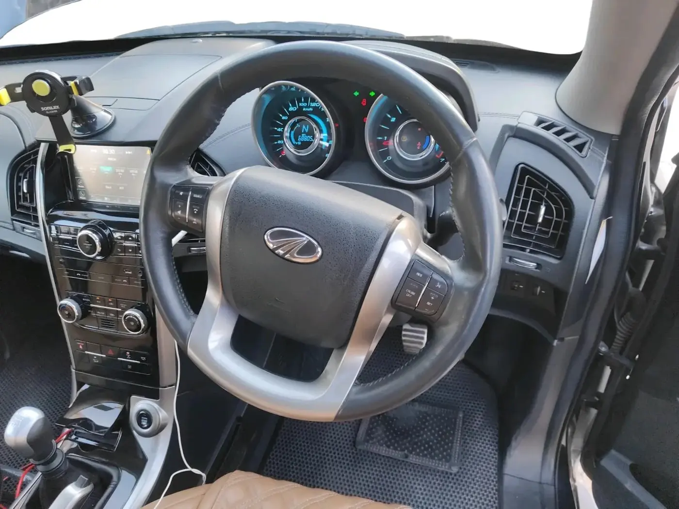 2018 Mahindra XUV500 W11, Diesel, Manual, 68,805 km, interior