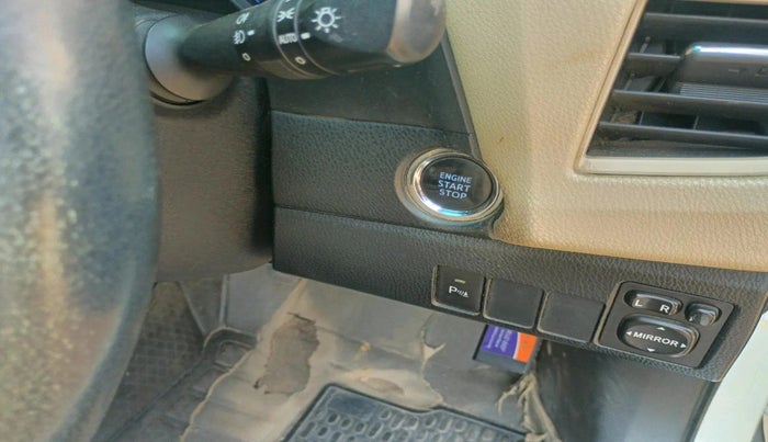 2014 Toyota Corolla Altis GL PETROL, Petrol, Manual, 2,02,883 km, interior