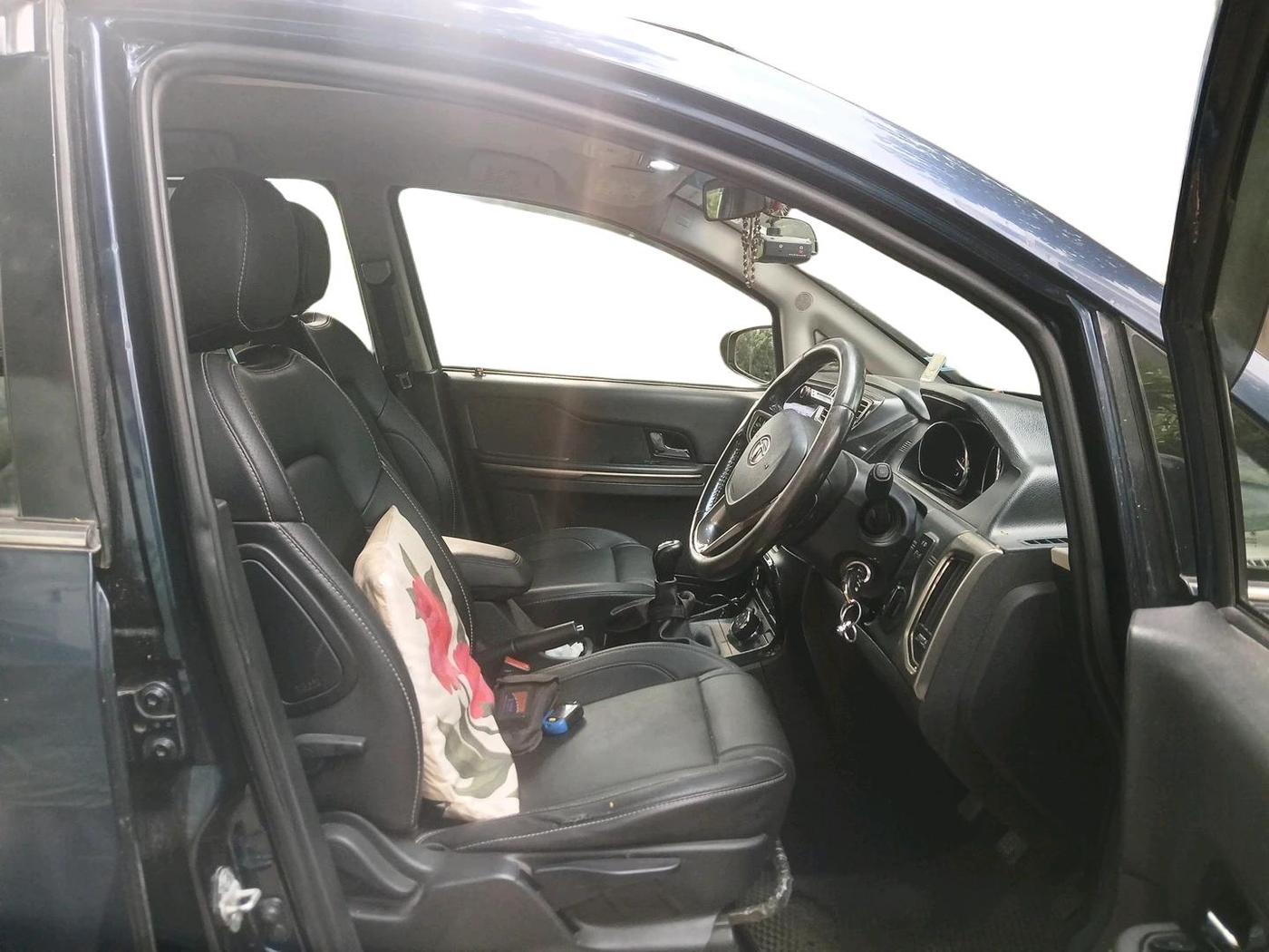 2018 Tata Hexa XT 4X2 7 STR, Diesel, Manual, 1,22,765 km, interior