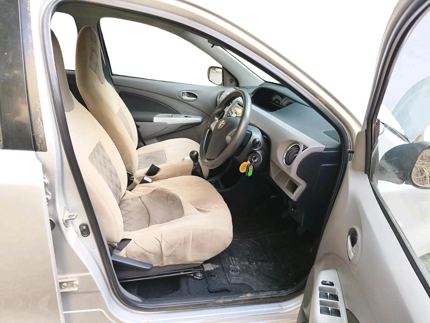 2011 Toyota Etios Liva V, Petrol, Manual, 68,287 km, interior