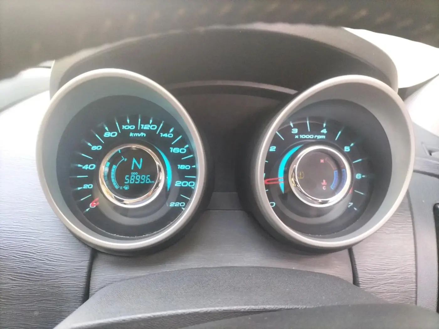 2016 Mahindra XUV500 W10, Diesel, Manual, 59,600 km, interior