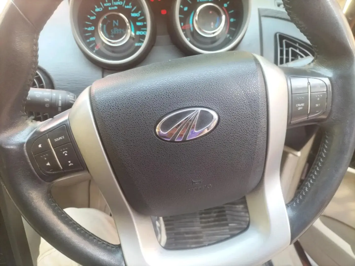 2016 Mahindra XUV500 W10, Diesel, Manual, 59,600 km, interior