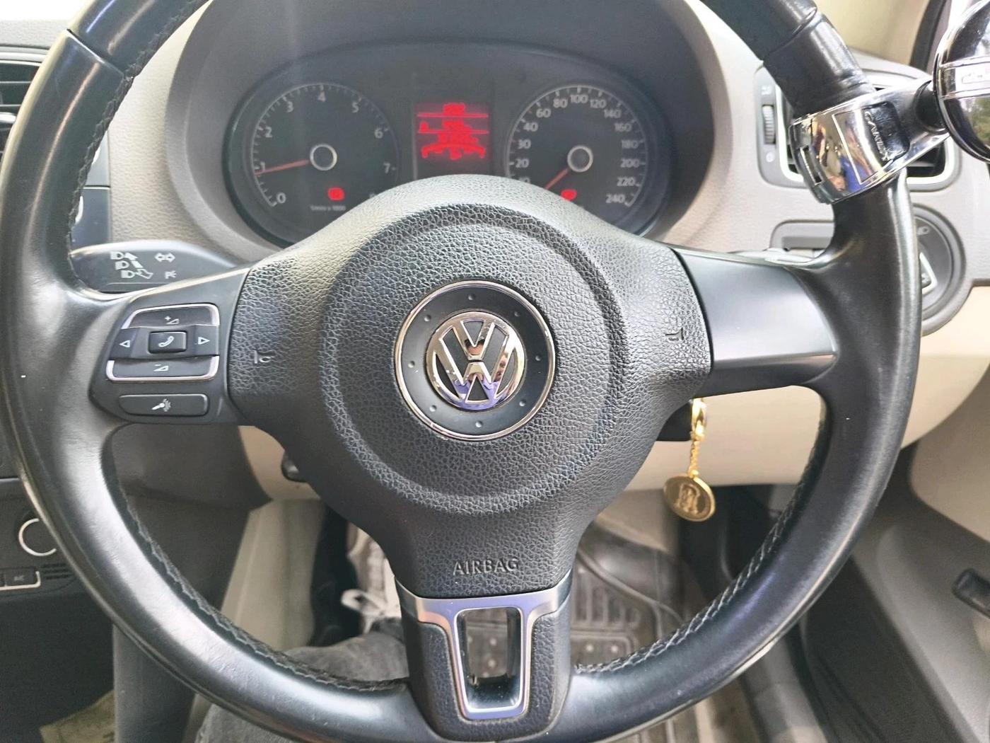 2014 Volkswagen Vento HIGHLINE 1.6 MPI, Petrol, Manual, 1,01,527 km, interior