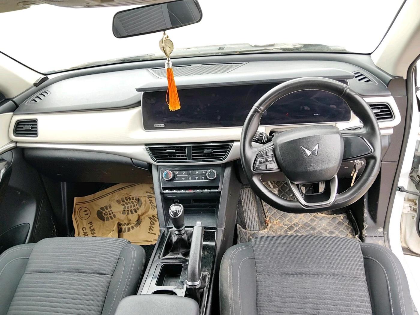 2022 Mahindra XUV700 AX 5 P MT 7 STR, Petrol, Manual, 45,313 km, interior
