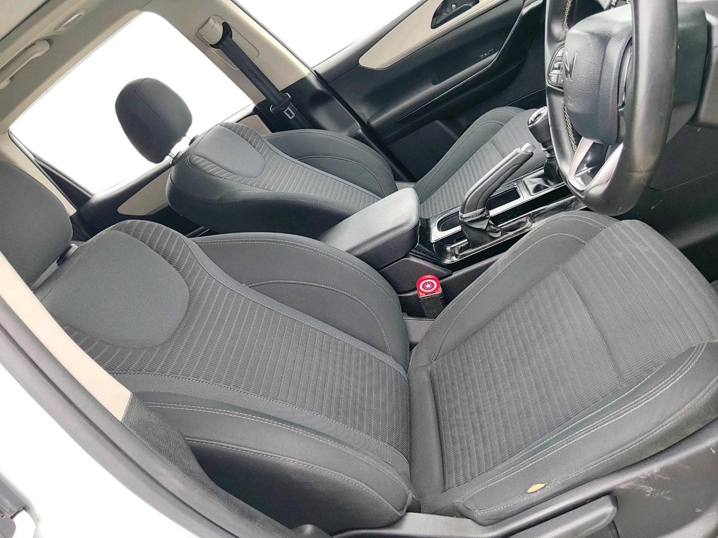 2022 Mahindra XUV700 AX 5 P MT 7 STR, Petrol, Manual, 45,313 km, interior