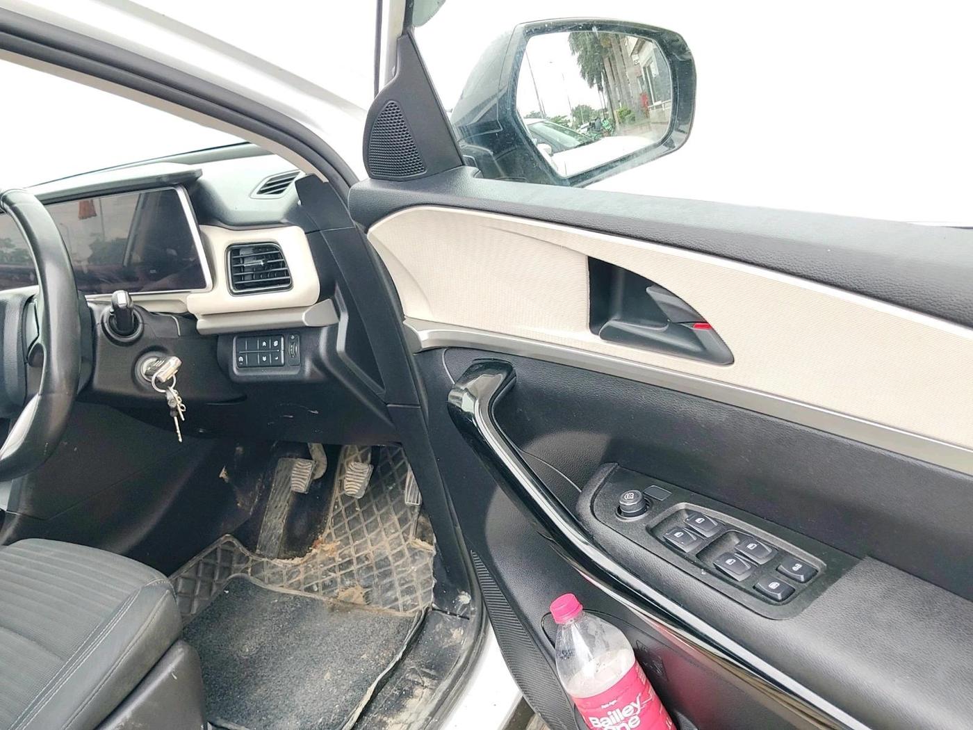 2022 Mahindra XUV700 AX 5 P MT 7 STR, Petrol, Manual, 45,313 km, interior