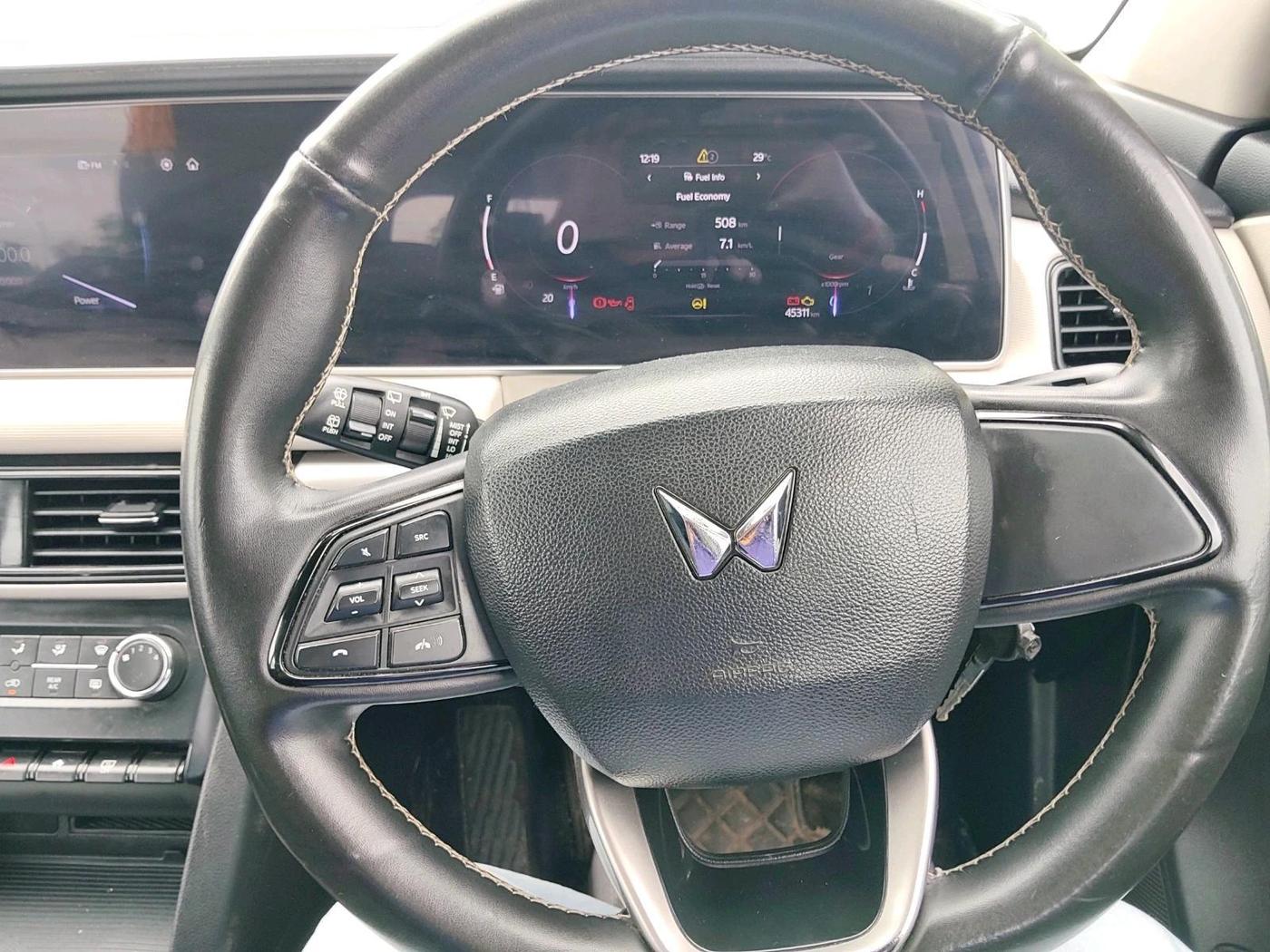 2022 Mahindra XUV700 AX 5 P MT 7 STR, Petrol, Manual, 45,313 km, interior