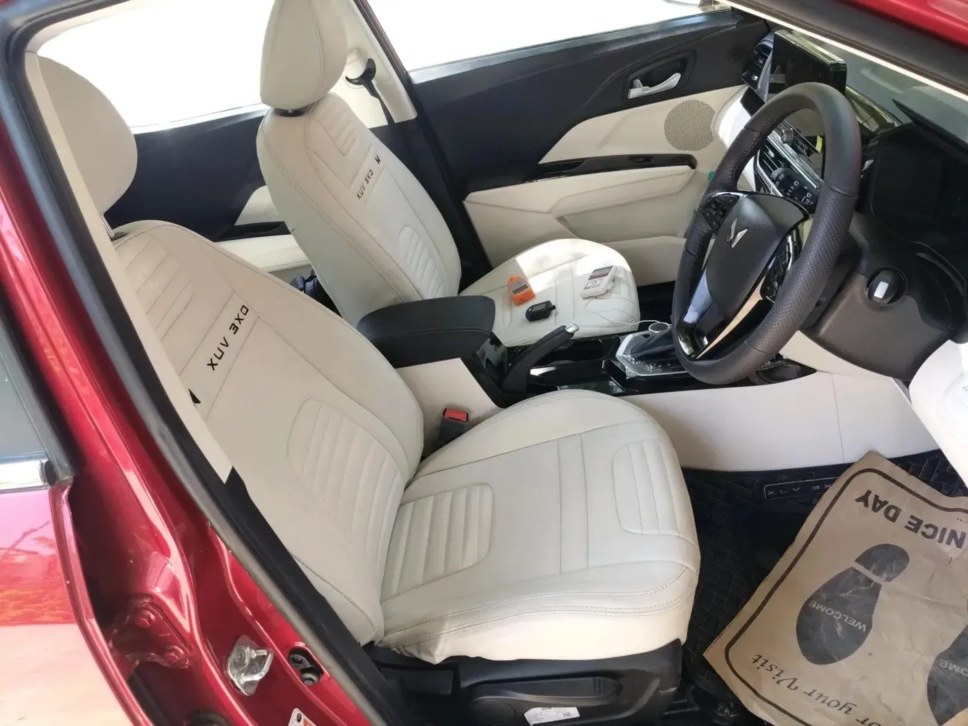 2025 Mahindra XUV 3XO AX5 1.2 L TCMPFI AT, Petrol, Automatic, 4,042 km, interior