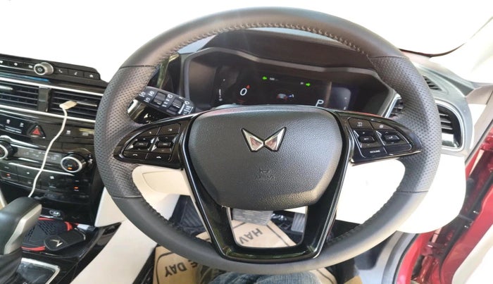 2025 Mahindra XUV 3XO AX5 1.2 L TCMPFI AT, Petrol, Automatic, 4,042 km, interior