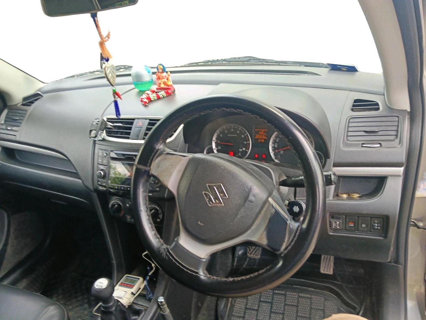 2014 Maruti Swift VXI, CNG, Manual, 2,24,915 km, interior