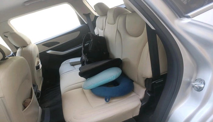 2024 Mahindra XUV700 MX P MT 5 STR, Petrol, Manual, 17,514 km, interior