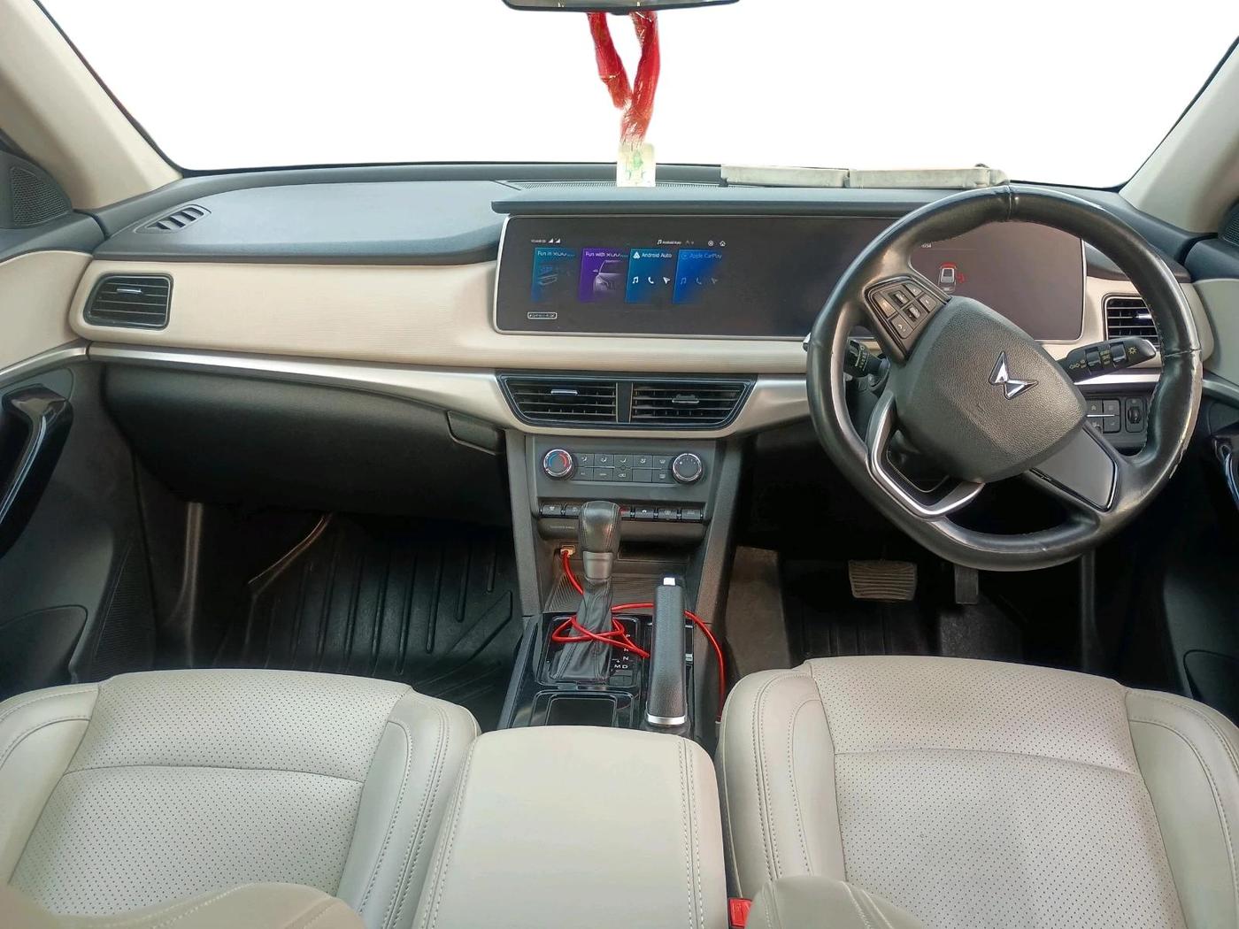 2023 Mahindra XUV700 AX 5 D AT 5 STR, Diesel, Automatic, 51,301 km, interior