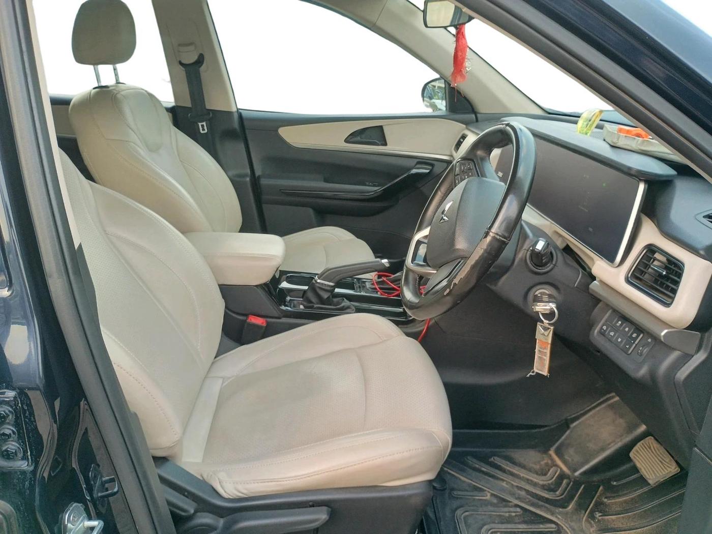 2023 Mahindra XUV700 AX 5 D AT 5 STR, Diesel, Automatic, 51,301 km, interior