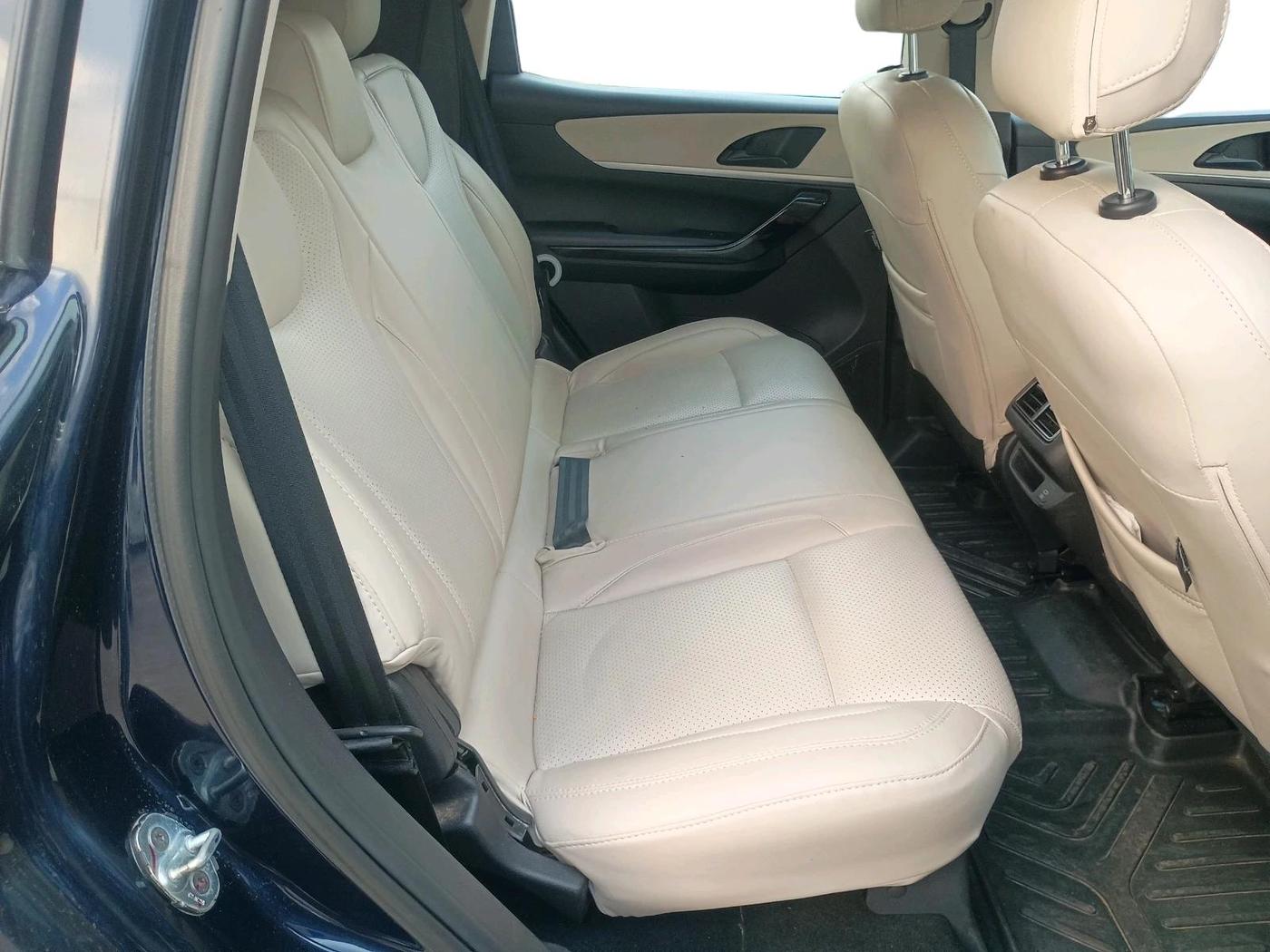 2023 Mahindra XUV700 AX 5 D AT 5 STR, Diesel, Automatic, 51,301 km, interior