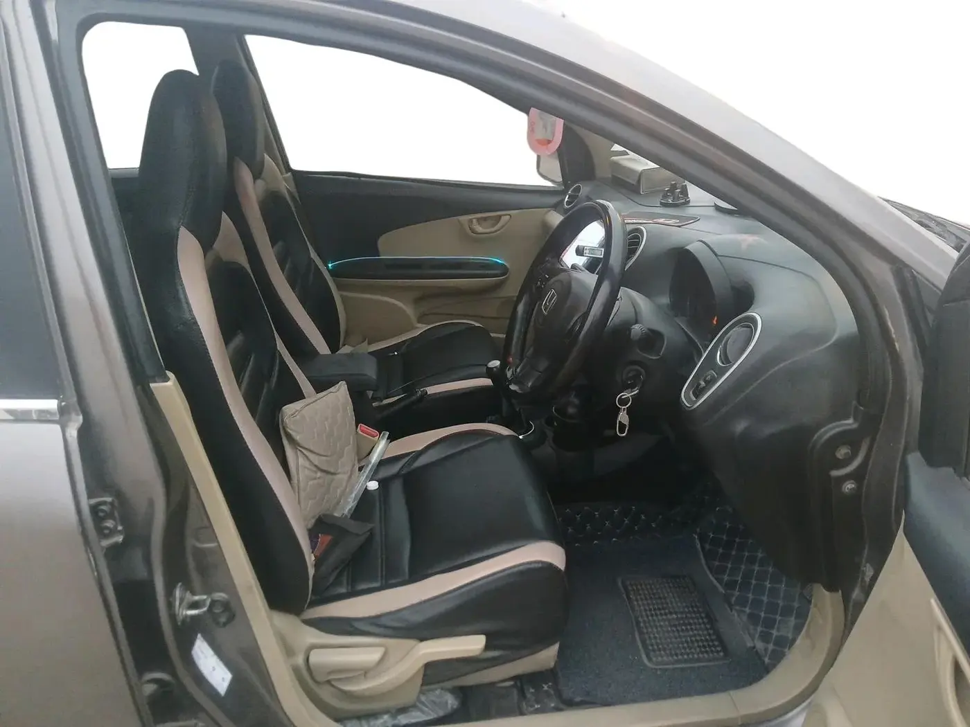 2014 Honda Mobilio 1.5L I-VTEC V, Petrol, Manual, 1,32,793 km, interior