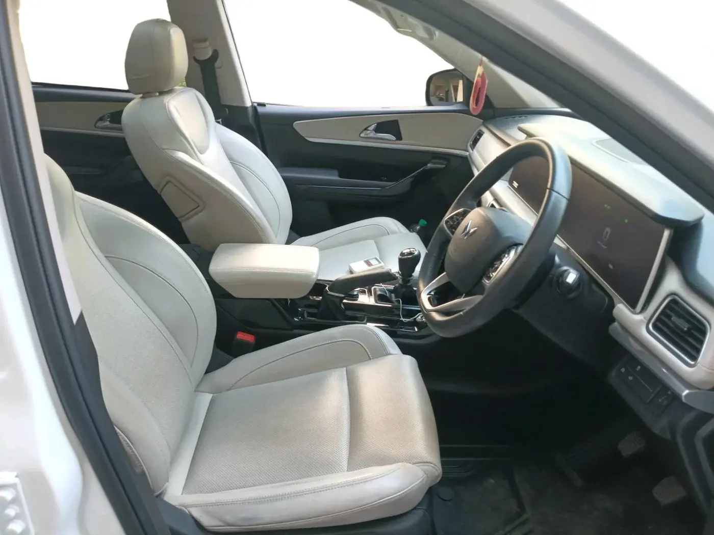 2023 Mahindra XUV700 AX 7 P MT 7 STR, Petrol, Manual, 11,184 km, interior