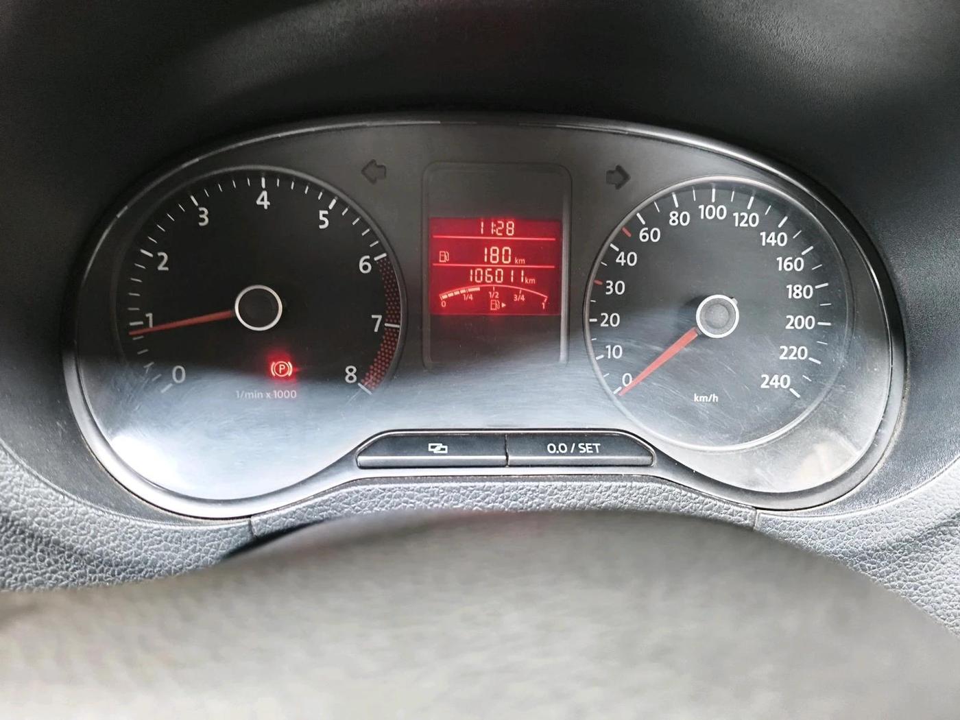 2013 Volkswagen Polo COMFORTLINE 1.2L PETROL, Petrol, Manual, 1,06,011 km, interior