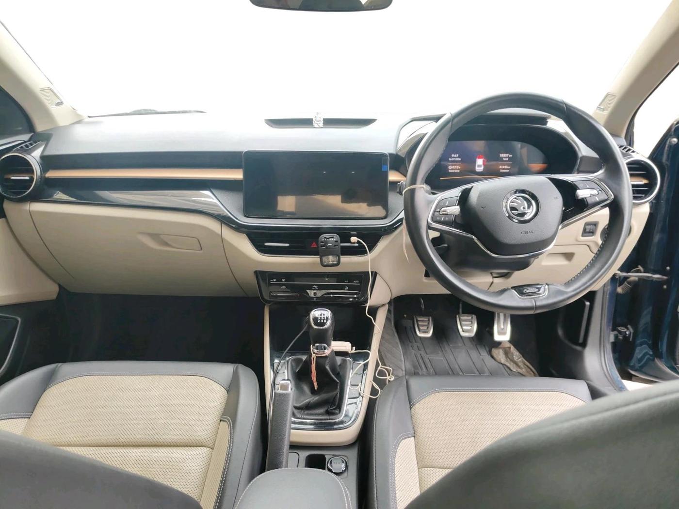 2023 Skoda SLAVIA STYLE 1.0L TSI MT, Petrol, Manual, 18,357 km, interior