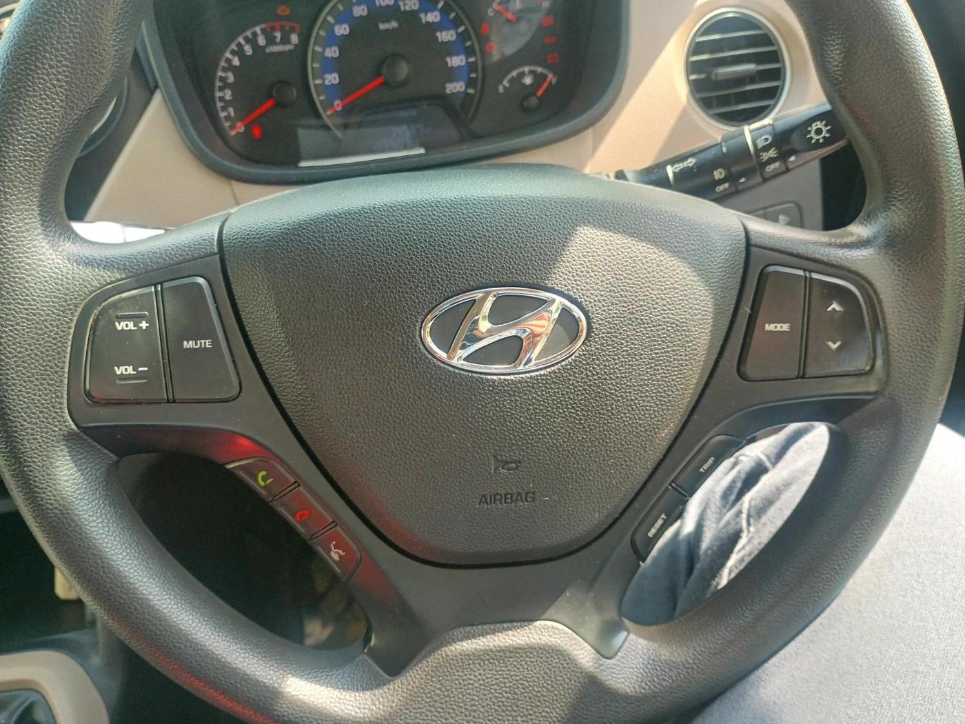 2018 Hyundai Xcent SX 1.2, Petrol, Manual, 1,22,903 km, interior
