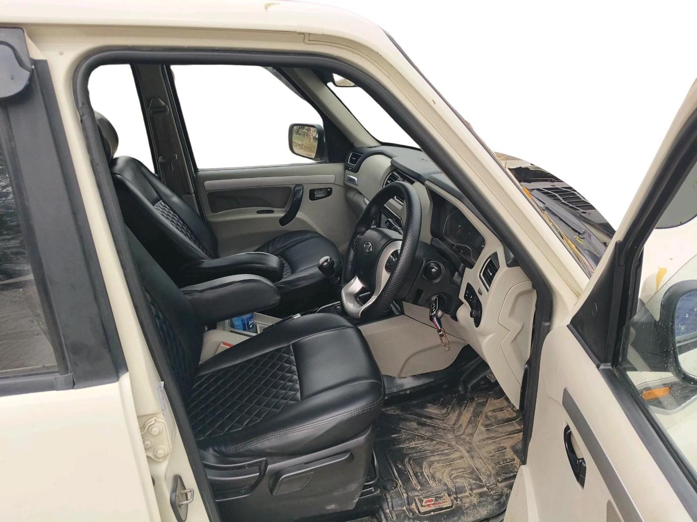 2017 Mahindra Scorpio S10, Diesel, Manual, 85,227 km, interior