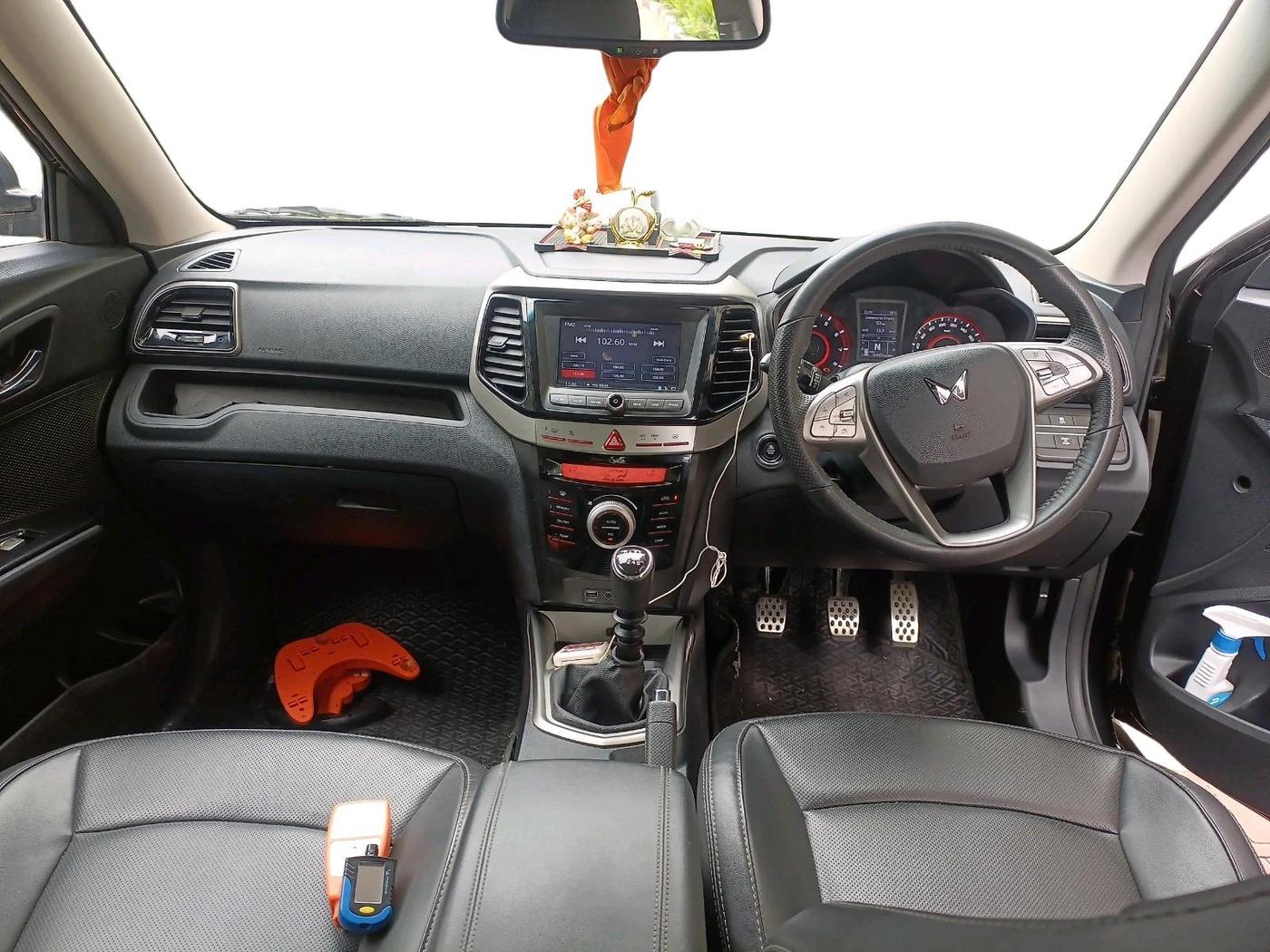2022 Mahindra XUV300 W8 (O) 1.2 PETROL, Petrol, Manual, 32,440 km, interior
