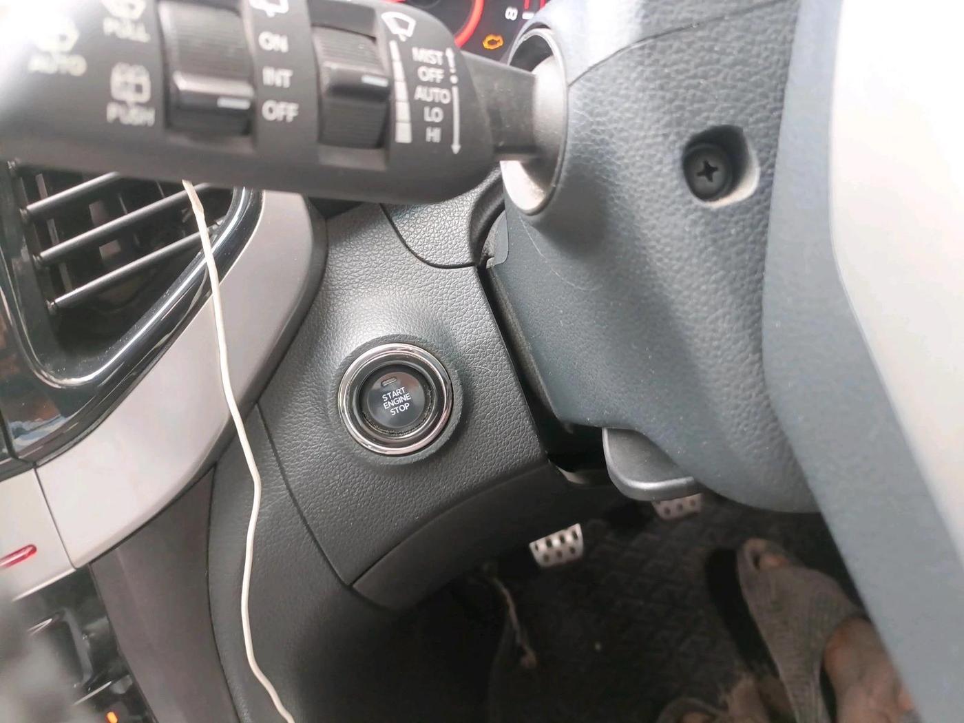 2022 Mahindra XUV300 W8 (O) 1.2 PETROL, Petrol, Manual, 32,440 km, interior
