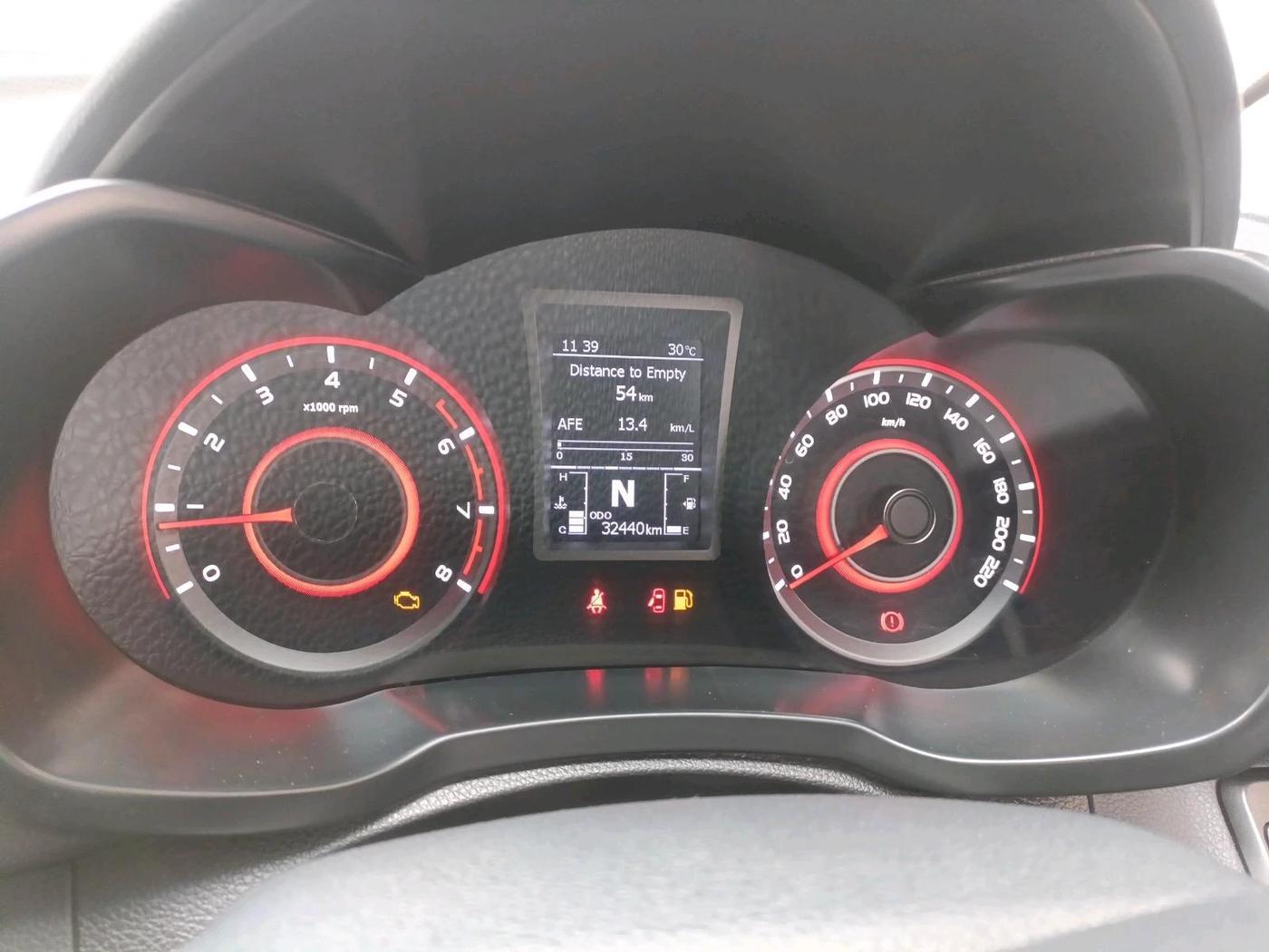 2022 Mahindra XUV300 W8 (O) 1.2 PETROL, Petrol, Manual, 32,440 km, interior