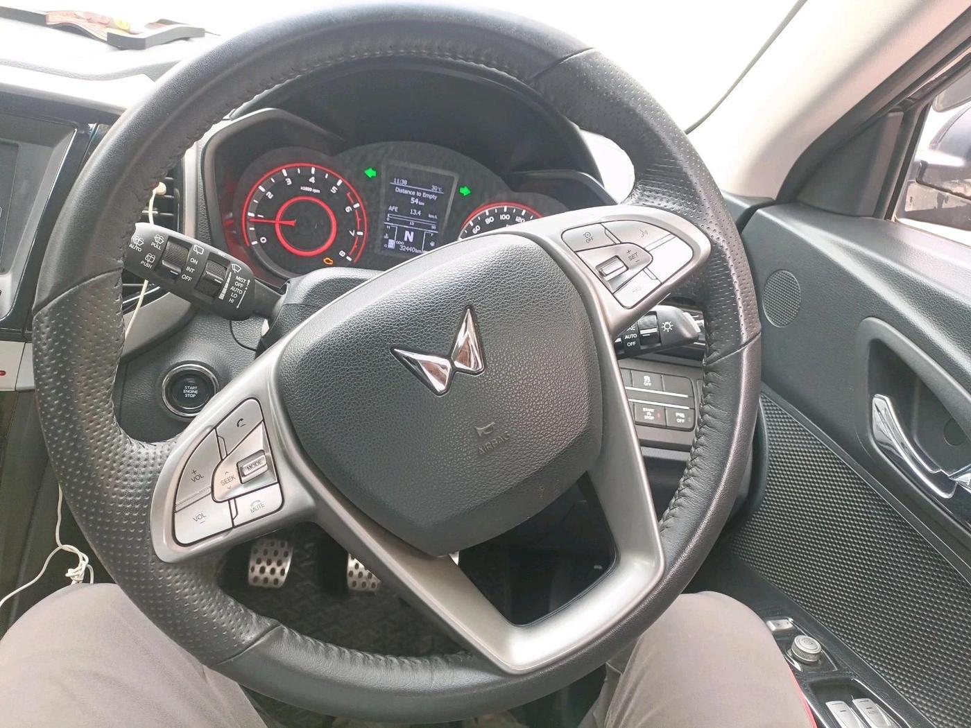 2022 Mahindra XUV300 W8 (O) 1.2 PETROL, Petrol, Manual, 32,440 km, interior