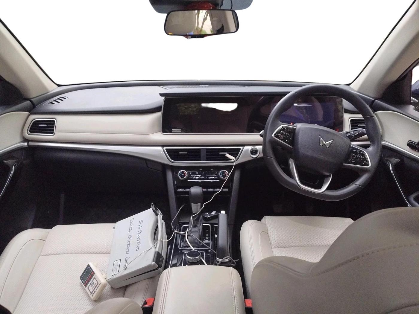 2023 Mahindra XUV700 AX 7 P AT 7 STR, Petrol, Automatic, 33,279 km, interior