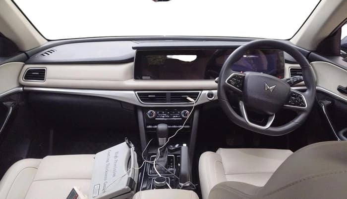 2023 Mahindra XUV700 AX 7 P AT 7 STR, Petrol, Automatic, 33,279 km, interior